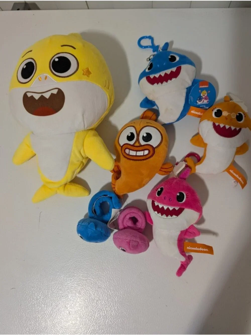 Baby Shark Bundle Yellow interactive, Grandma, Pink Blue plush and 2 bracelets